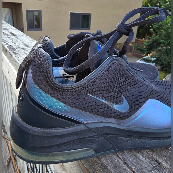 Nike Black and Blue Athletic Shoes with Air Max Cushioning - Picture 10 of 11